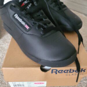 NIB Reebok Classic black sneaker 8 1/2 Wide D